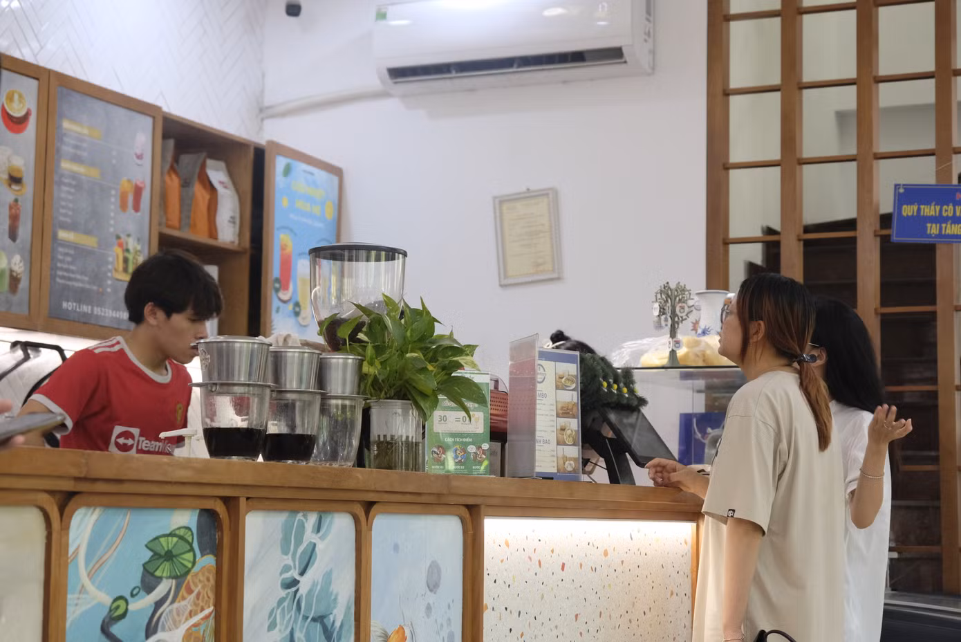 Sinh viên Trường Đại học Khoa học Xã hội và Nhân văn làm thêm ngay trong chính các căng - tin của trường vào dịp hè. Ảnh: Diệu Nhi