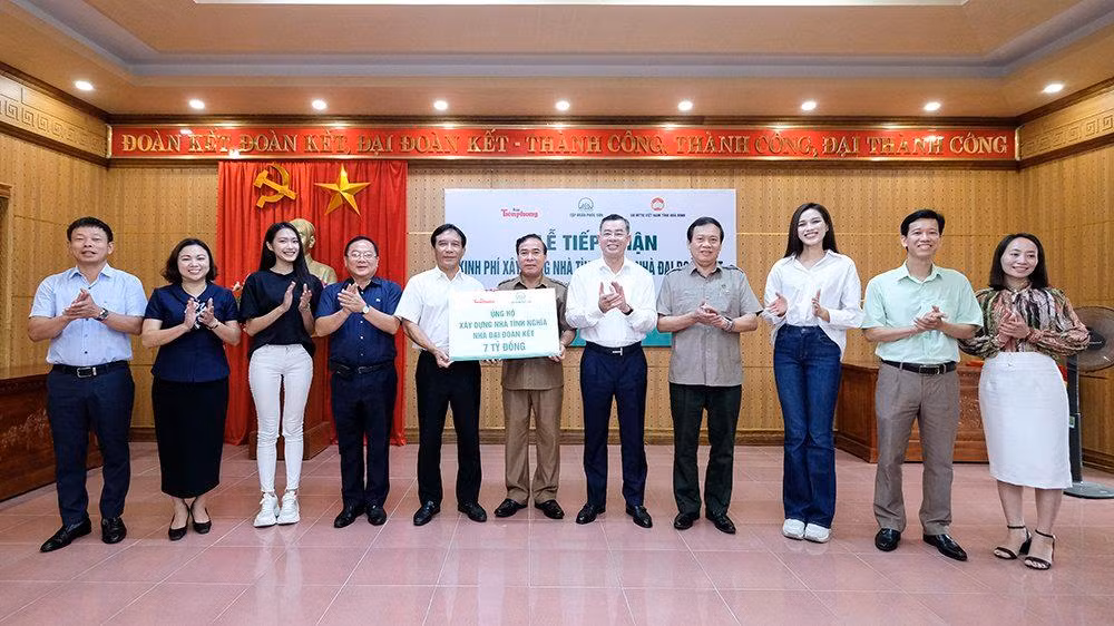 Trước đó, lễ tiếp nhận kinh phí xây nhà tình nghĩa diễn ra lúc 8h30 phút sáng với sự tham dự của đồng chí Ngô Văn Tuấn, Uỷ viên Trung ương Đảng - Bí thư Tỉnh uỷ Hoà Bình; ông Ngô Đại Tuấn, Phó Tổng giám đốc Công ty Cổ phẩn Tập Đoàn Phúc Sơn; nhà báo Lê Xuân Sơn - Tổng Biên tập Báo Tiền Phong và nhiều đại biểu khác.