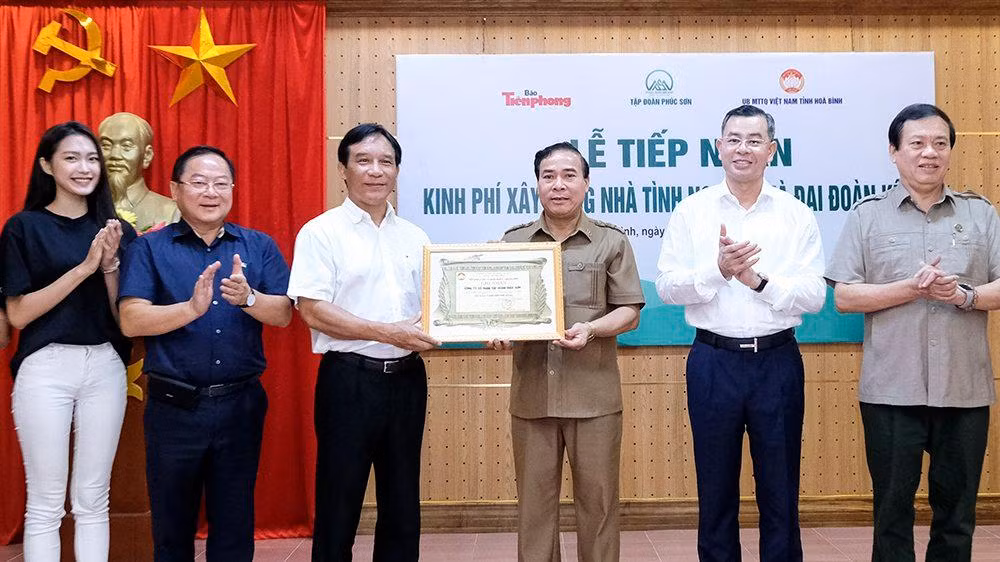 Đồng chí Bùi Tiến Lực - UVBTV Tỉnh uỷ, Trưởng Ban Dân vận Tỉnh uỷ, Chủ tịch Uỷ ban MTTQ Việt Nam tỉnh Hòa Bình trao giấy ghi nhận cho Công ty cổ phần Tập đoàn Phúc Sơn đã ủng hộ quỹ vì người nghèo cho tỉnh Hòa Bình.