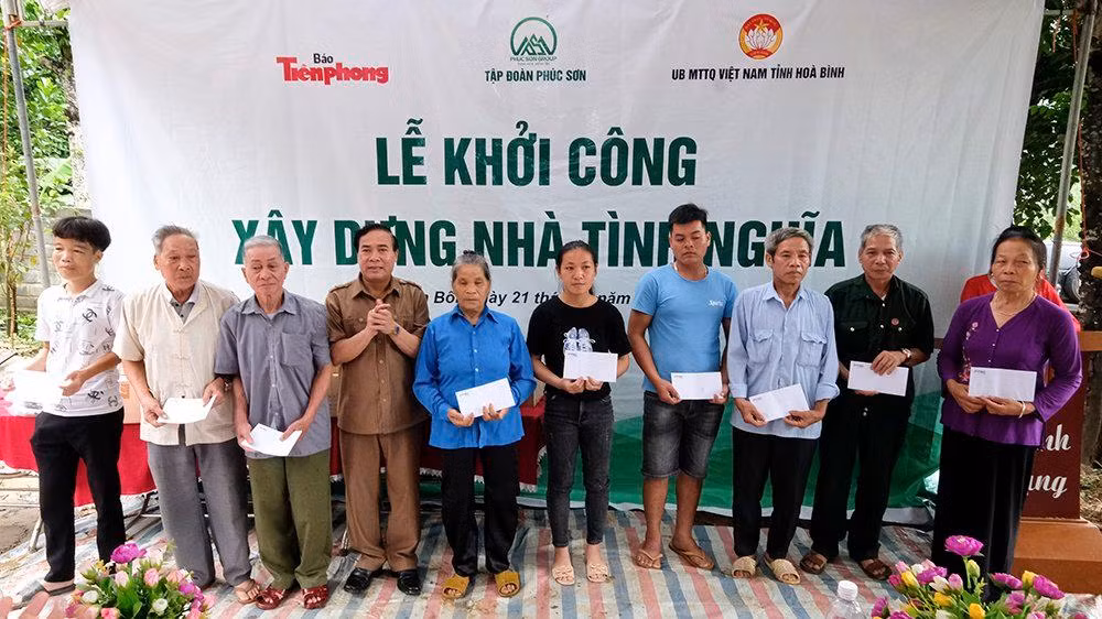 Trao quà cho các hộ gia đình chính sách tại xã Đú Sáng.