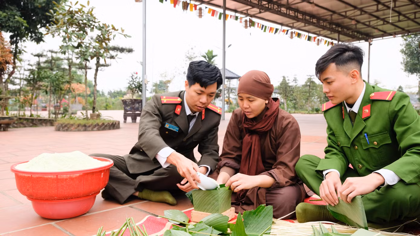 Hàng chục đoàn viên, thanh niên cùng tham gia tạo nên không khí ấm cúng những ngày cuối năm.