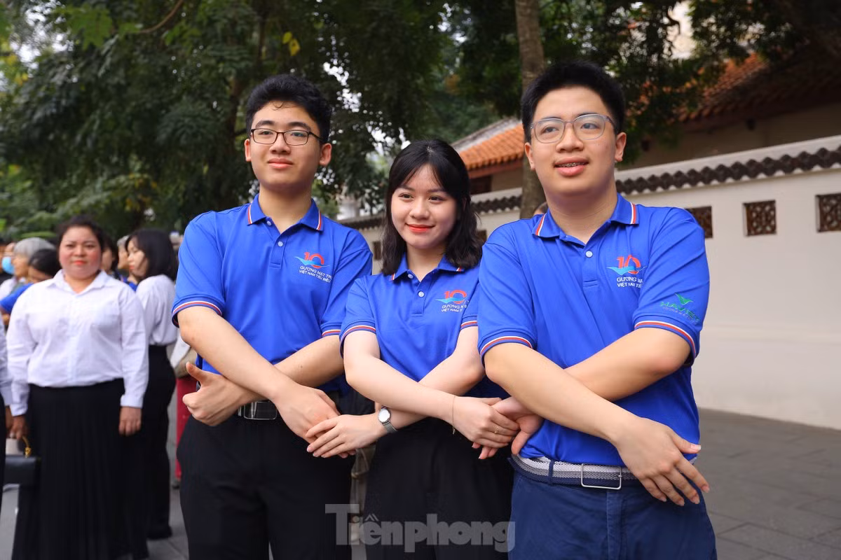 Võ Hoàng Hải (ngoài cùng bên trái) là Gương mặt trẻ Việt Nam tiêu biểu năm 2022.