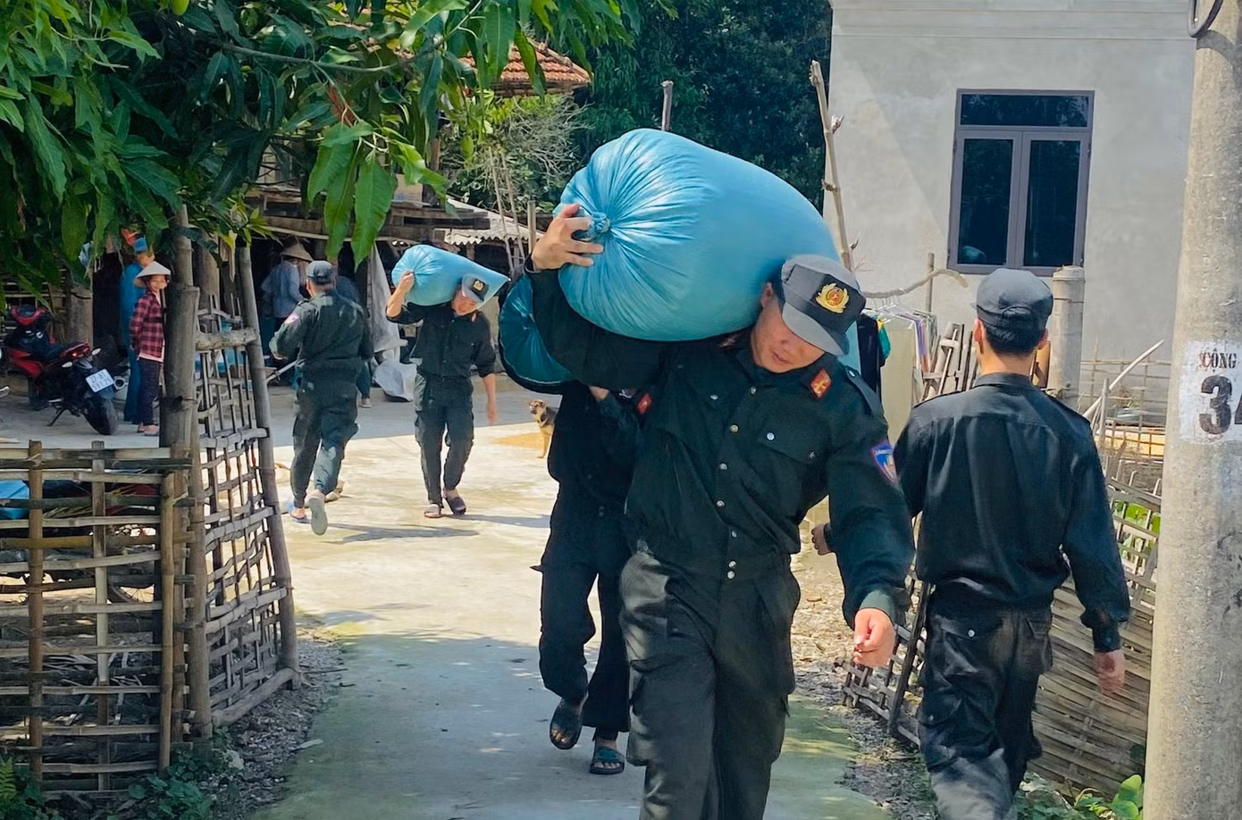Các chiến sĩ trẻ Cảnh sát cơ động Công an tỉnh Điện Biên hỗ trợ người dân xã Thanh Luông, huyện Điện Biên thu hoạch lúa. Ảnh: Ban Thanh niên Công an tỉnh Điện Biên