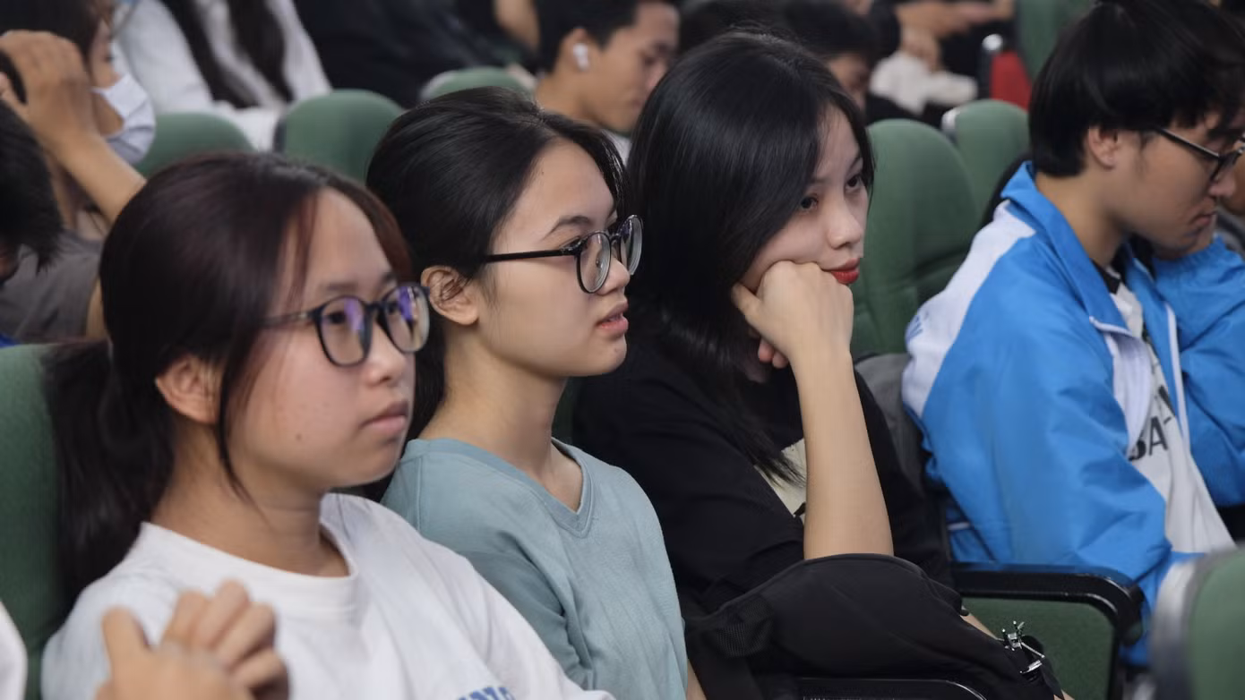 Đông đảo sinh viên đến từ các trường đại học tham dự chương trình. Ảnh: Châu Linh