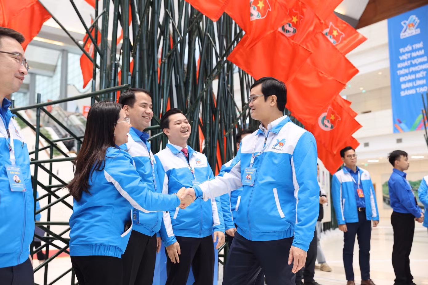 Anh Bùi Quang Huy, Bí thư thứ nhất T.Ư Đoàn, cùng các Bí thư Trung ương Đoàn tại triển lãm.