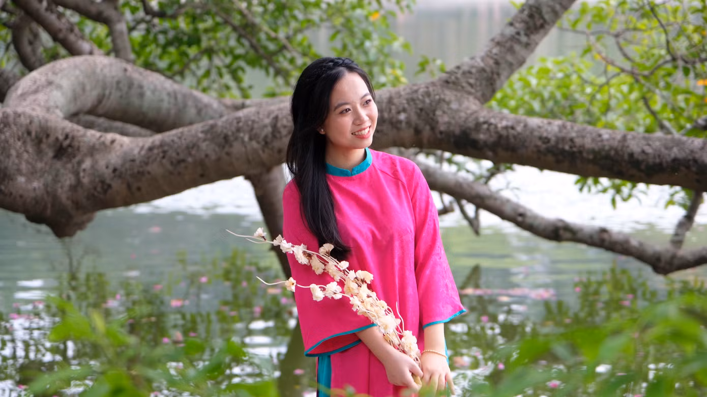 Áo dài đỏ, hồng là lựa chọn của nhiều bạn nữ với mong muốn đón nhận may mắn, nhiều điều tốt lành trong học tập, công việc ở năm 2024. Ảnh: Diệu Nhi