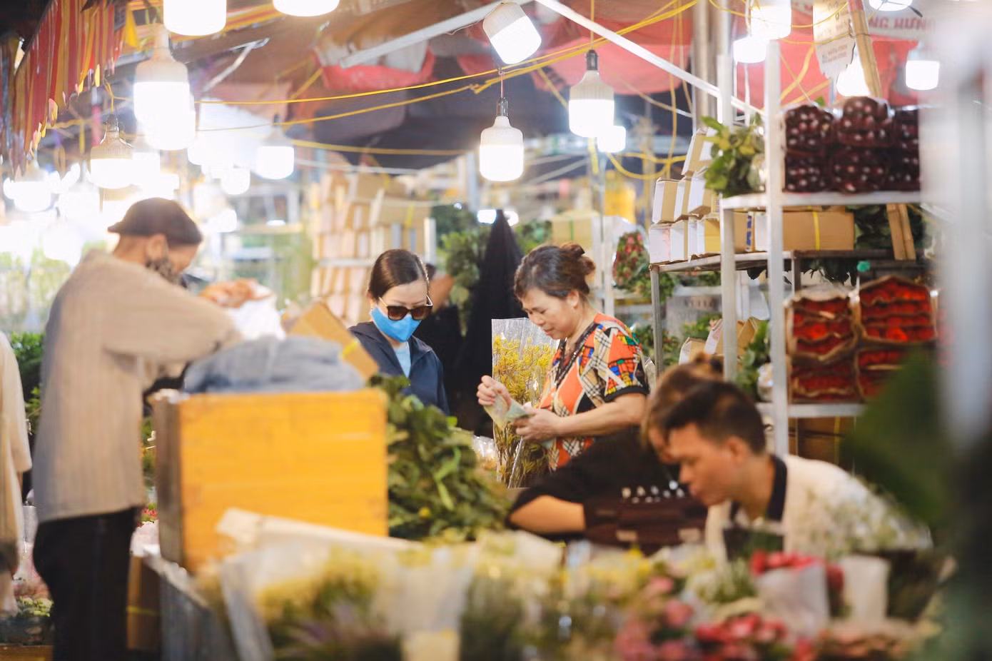 Cảnh mua bán nhộn nhịp ở chợ hoa Quảng Bá lúc nửa đêm.