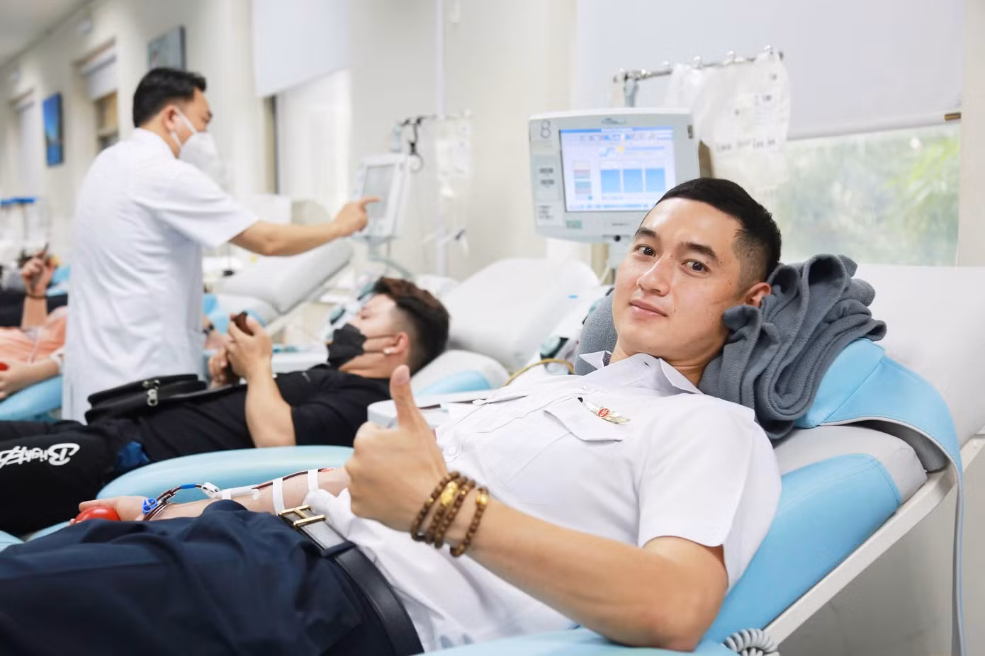 Hành động của anh Nam đã góp phần lan tỏa tinh thần hiến máu nhân đạo đến đồng nghiệp nói riêng và các bạn trẻ nói chung. Ảnh: Ban truyền thông VHH.