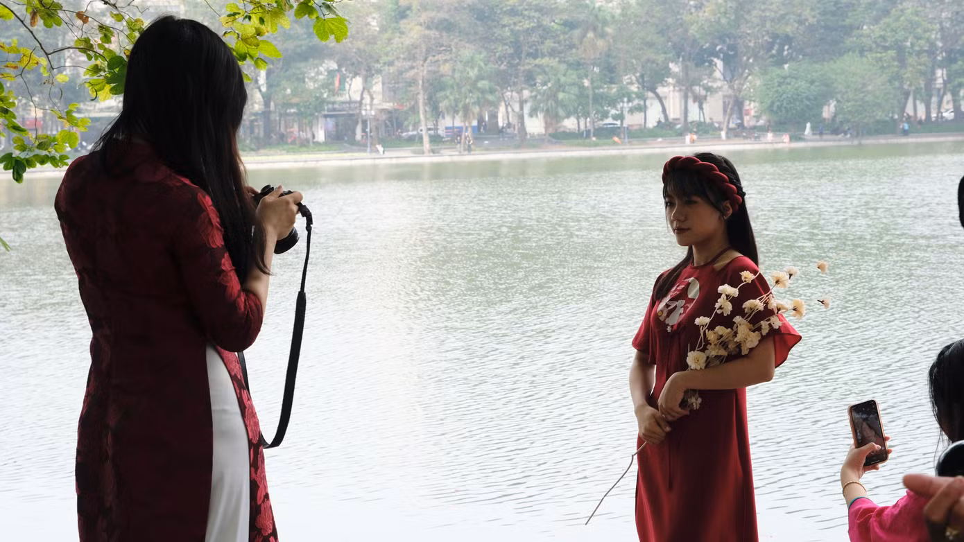 Nhiều bạn trẻ tự chụp cho nhau để tiết kiệm chi phí. Ảnh: Diệu Nhi