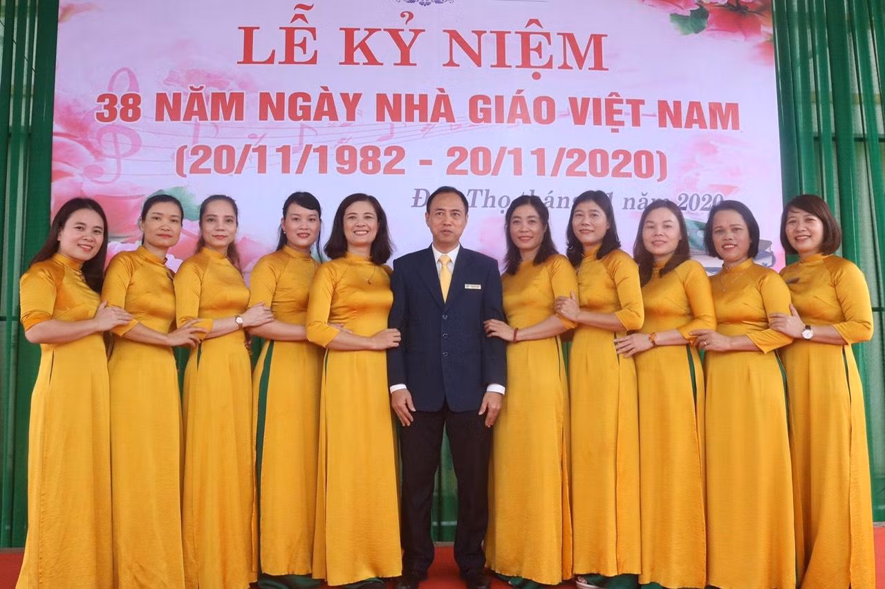 "Giáo viên trường THPT Nguyễn Thị Minh Khai có rất nhiều người năng động, kinh nghiệm dạy online giỏi hơn mình. Rất may mắn trong giai đoạn này, nhà trường tăng cường tập huấn, chia sẻ với toàn thể giáo viên để tất cả cùng vào guồng. Quyết tâm không làm ảnh hưởng đến chất lượng giảng dạy và khả năng kết nối với các em học sinh", cô Cẩm nói thêm.