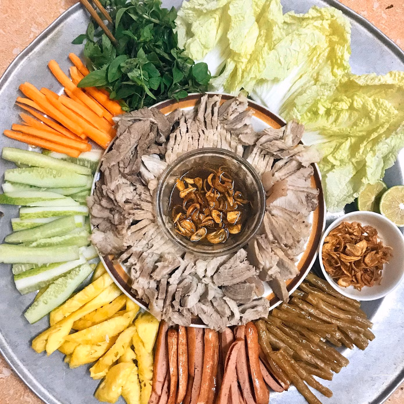 "Mình nghĩ mùa dịch, có người dành nhiều thời gian hơn cho gia đình. Bữa ăn cũng được cẩn thận, tỉ mỉ hơn, không gấp gáp, bận rộn nhờ vậy mà được chau chuốt cả chất lượng và hình thức", Hương Quỳnh chia sẻ.