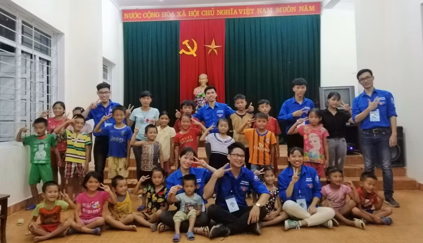 Khoảnh khắc đáng nhớ của Mai và các bạn đoàn viên bên các em nhỏ.