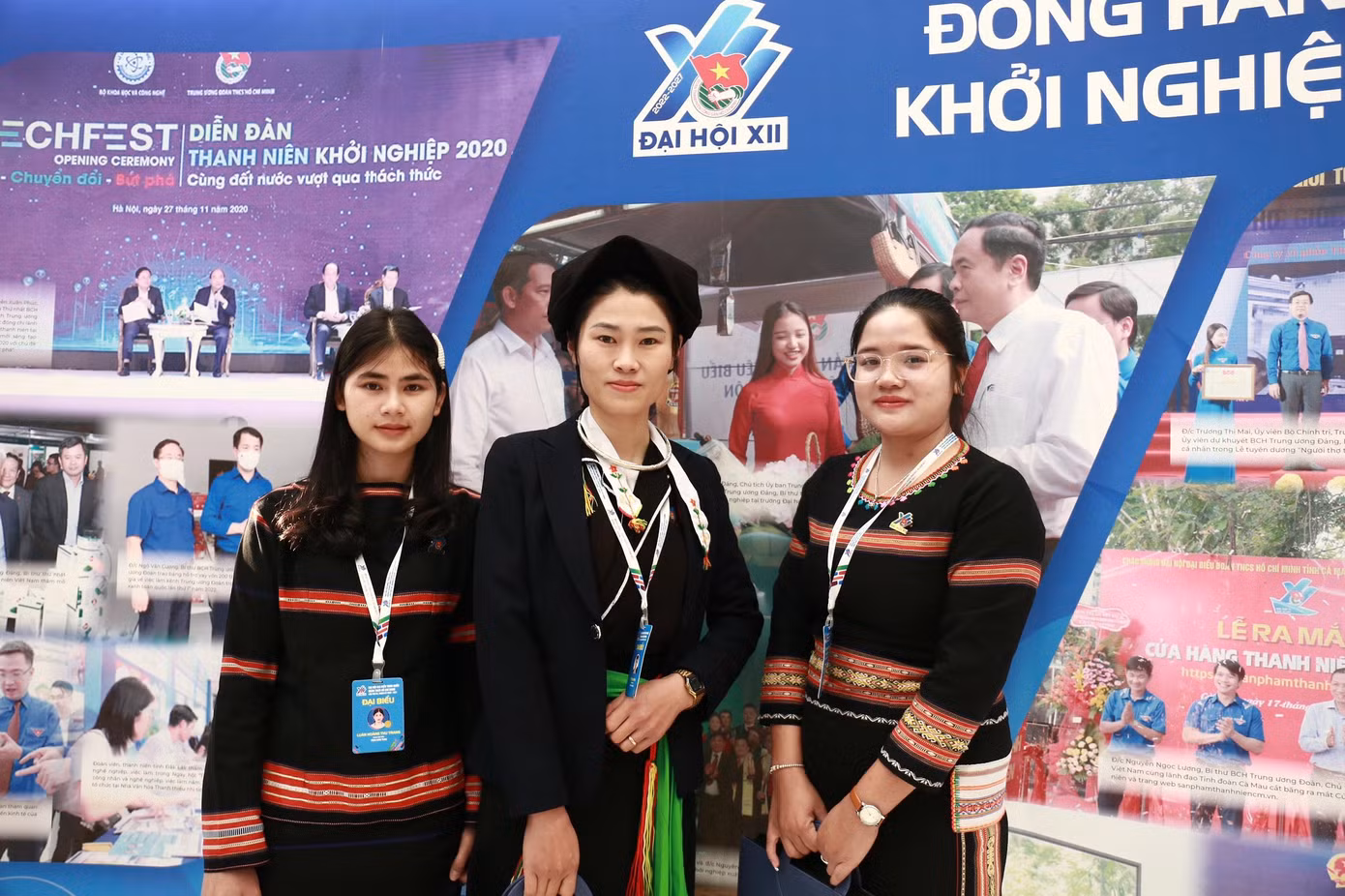Đại biểu đến từ các dân tộc khác nhau như Khmer, Cao Lan, Tày, Mường, Dao, Thái, Hoa, Si La, Giáy, Hà Nhì, Mông, Pa Di, Nùng, Phù lá, La chí, Lô Lô, Sán Dìu... đã khoác lên những bộ váy, áo và khăn mũ đội đầu rực rỡ, riêng có của quê hương mình. Ảnh: Như Ý