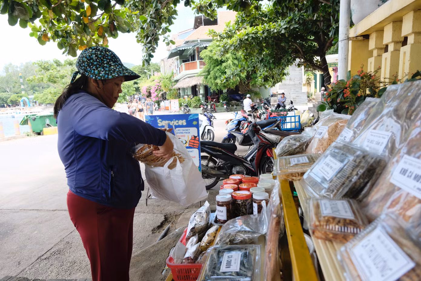 Tại khu chợ, người dân sử dụng túi sinh thái dùng nhiều lần để đựng hàng hoá cho du khách, các hộ gia đình. Ảnh: Châu Linh