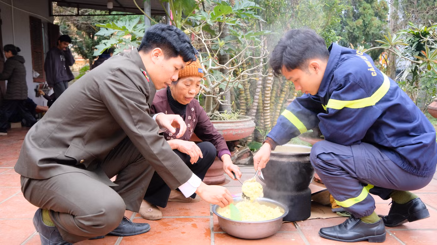 Dịp này, tuổi trẻ công an Ba Vì gói 300 chiếc bánh chưng gửi tặng người nghèo. Khoác trên mình sắc áo quân phục giản dị, người chiến sĩ công an nhân dân "gói trọn" cả tình quân dân trong từng chiếc bánh.