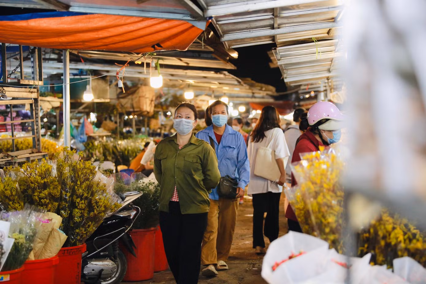 Tấp nập người mua-kẻ bán tại chợ hoa đêm lớn nhất của Hà Nội khi cả thành phố đang chìm vào giấc ngủ. Các thương lái buôn, người dân, giới trẻ thường ghé chợ hoa Quảng Bá (nằm ở 236 Đ. Âu Cơ, Quảng An, Tây Hồ, Hà Nội) vào ban đêm bởi đây là một trong những khu chợ nhộn nhịp mở cửa hằng đêm quanh năm với các quầy hàng bán hoa nhập từ khắp nơi trên thế giới.