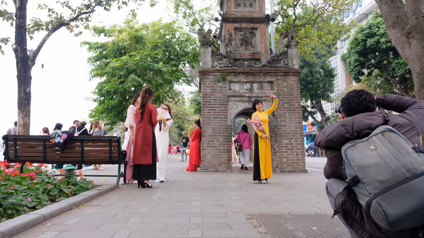 Phố đi bộ Hồ Gươm không chỉ là nơi mọi người có thể đi dạo, vui chơi, giao lưu, trò chuyện, mà còn là nơi diễn ra các trò chơi dân gian, hoạt động văn hóa nghệ thuật... Đặc biệt, nơi đây cũng là lựa chọn của nhiều bạn trẻ chụp ảnh trong dịp Tết. Sau 5 năm làm việc tại Nhật Bản, bạn Nguyễn Thị Diệp (24 tuổi, quê ở Hưng Yên) trở về Hà Nội và ngỡ ngàng trước sự thay đổi về phong cảnh, sự nhộn nhịp của Thủ đô. Đặc biệt, phố đi bộ Hồ Gươm đã lưu giữ nhiều kỷ niệm của Diệp cùng bạn bè trong những năm sống ở Hà Nội. Vì vậy, cô bạn quyết định chụp bộ ảnh áo dài đón Tết tại đây. Ảnh: Diệu Nhi