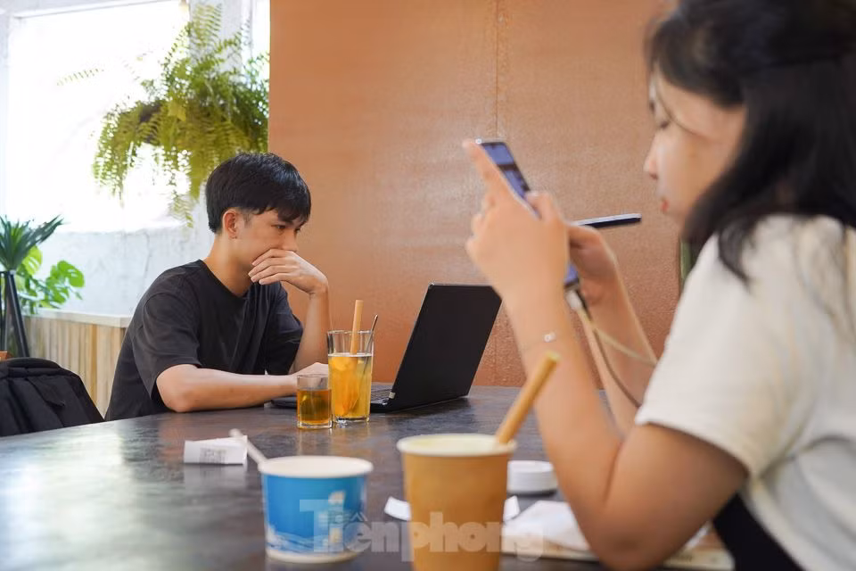 Quán cà phê cũng có tác dụng "chữa lành" với một số bạn trẻ. Ảnh: Châu Linh
