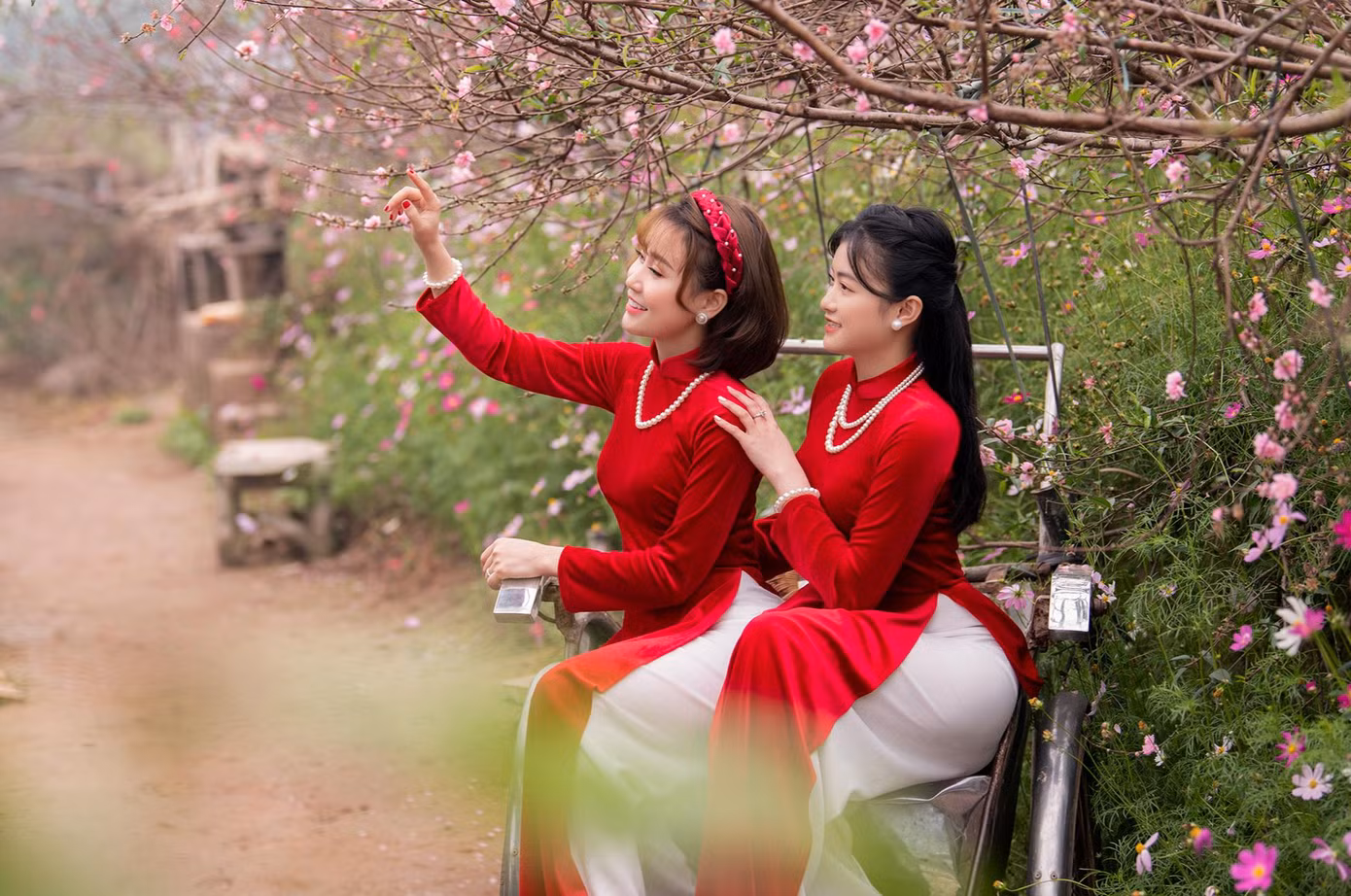 Áo dài đỏ thường được nhiều bạn nữ lựa chọn để chụp ảnh và mặc đi chúc Tết ngày đầu năm với ước vọng thêm may mắn, thuận lợi. Ảnh: Đào Minh Đức.