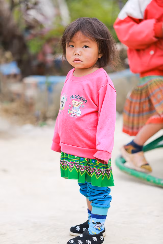 Các em ở đây đều chưa biết và chưa nói thạo tiếng Kinh, du khách muốn trò chuyện và hỏi thăm các em đều phải nhờ tới cô giáo hoặc phụ huynh dịch.