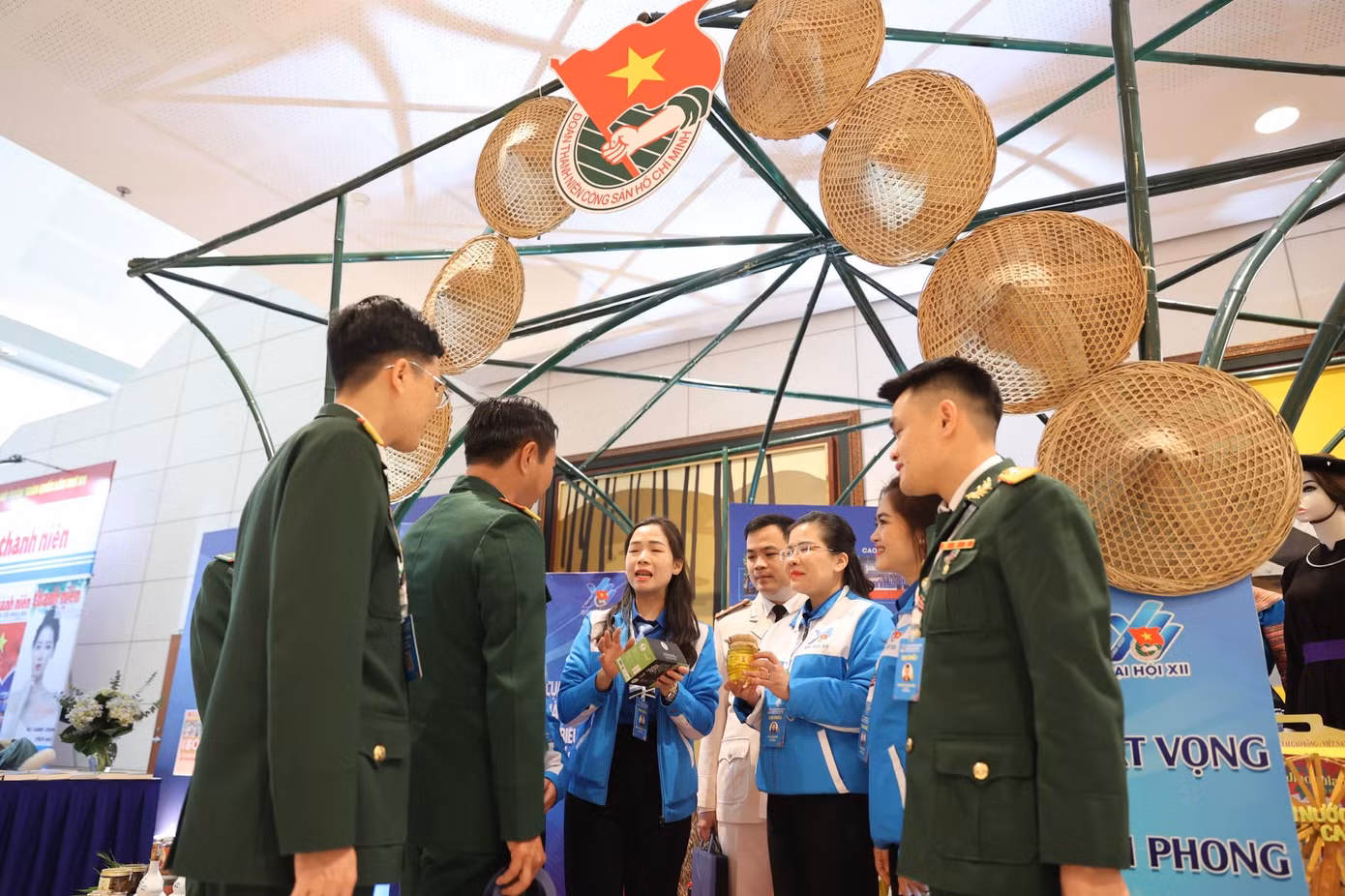 Chị Nguyễn Lê Ngọc Linh (đại biểu đến từ Thanh Hóa) chia sẻ: "Triển lãm ảnh vừa có sự kết hợp của chuyển đổi số, vừa có hình ảnh cây tre truyền thống đã cho thấy, người trẻ vừa phải bám sát những yếu tố truyền thống vừa áp dụng công nghệ sẽ phát triển nhanh chóng và bền vững hơn trong tương lai". Ảnh: Như Ý