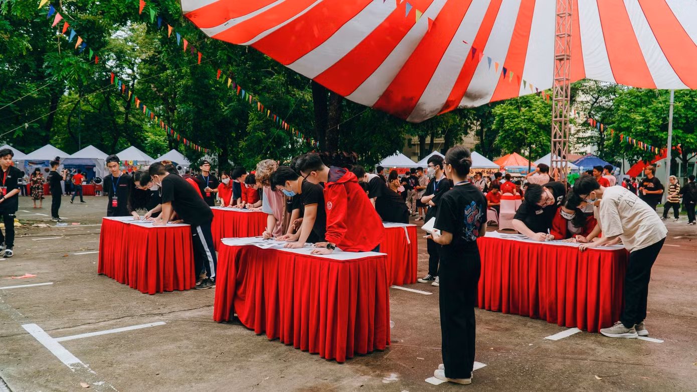 Trước đó, sinh viên Bách Khoa tất bật chuẩn bị cho đêm chung kết.