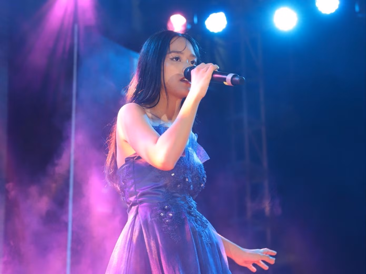 Thí sinh nữ duy nhất trong đêm chung kết cuộc thi "Tiếng hát sinh viên Bách Khoa".