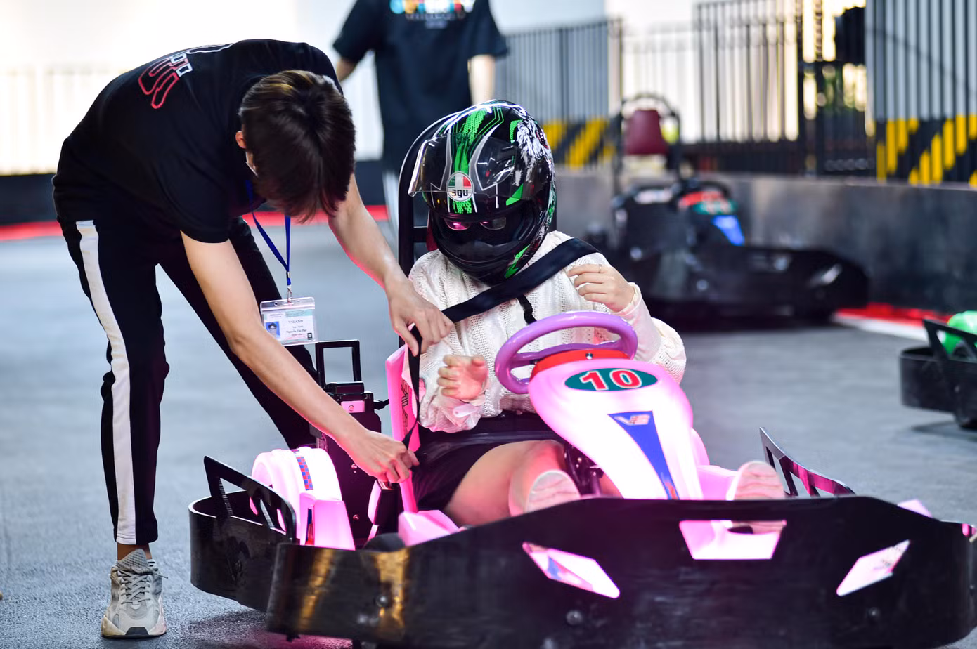 Được biết, Go-Kart là dạng xe có bốn bánh được vận hành bằng động cơ 2 thì, có trọng tâm thấp tránh trường hợp bị lật xe khi không có cân bằng điện tử.