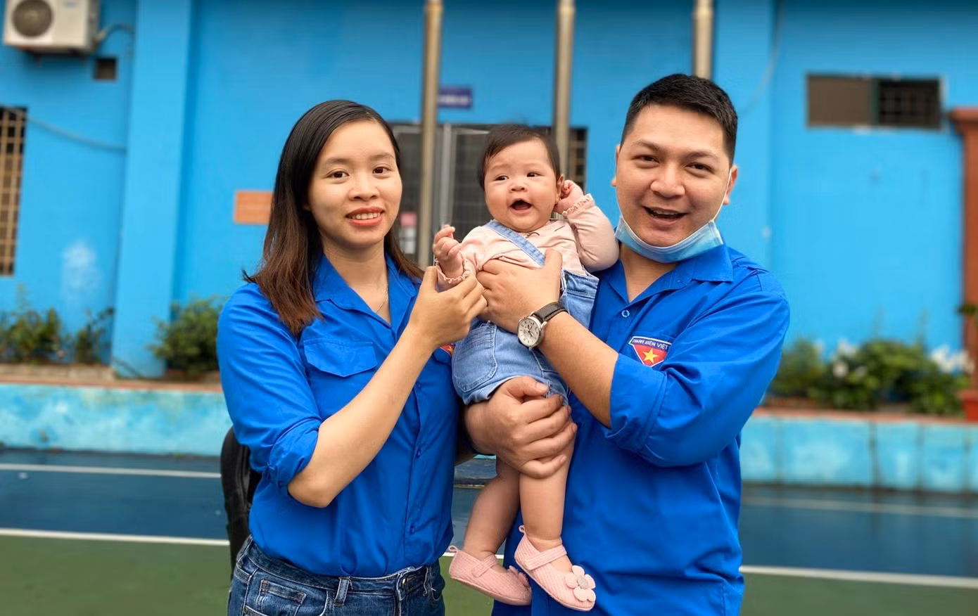 Gia đình cặp đôi cán bộ Đoàn - anh Nguyễn Quốc Lương và chị Lê Thị Tiểu Hậu