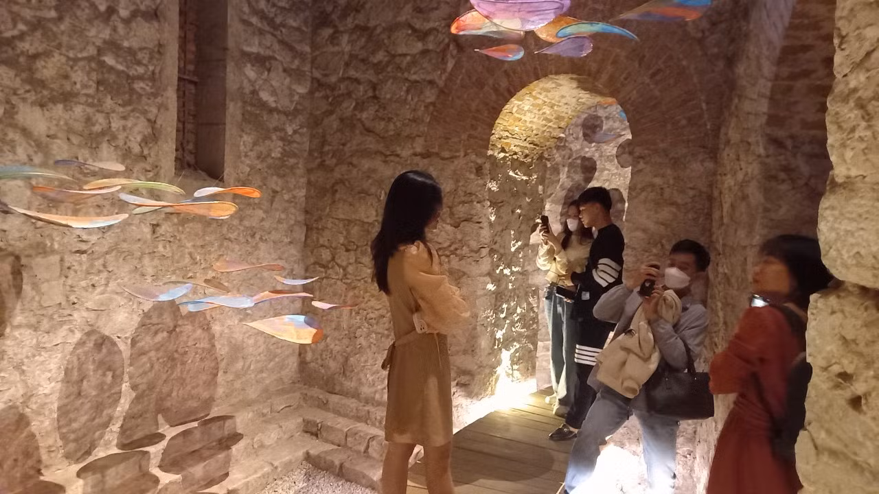 Bạn trẻ háo hức check-in không gian triển lãm.