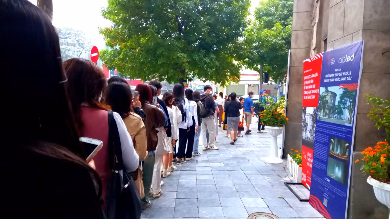 Nghệ thuật mới được chứa đựng bên trong tháp nước cổ thu hút nhiều sự quan tâm của các du khách, đặc biệt là những bạn trẻ đam mê check-in.