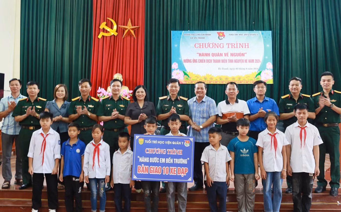 Dịp này, Học viện Quân y đã trao tặng biểu trưng hỗ trợ xây dựng “Ngôi nhà 100 đồng", tặng quà cho các hộ gia đình chính sách và xe đạp cho học sinh có hoàn cảnh khó khăn.