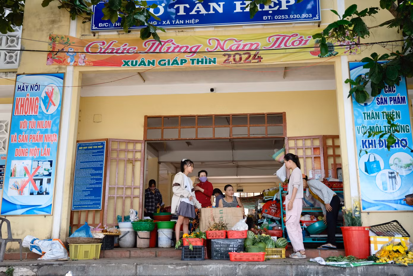 Tại khu chợ, người dân sử dụng túi sinh thái dùng nhiều lần để đựng hàng hoá cho du khách, các hộ gia đình. Ảnh: Châu Linh
