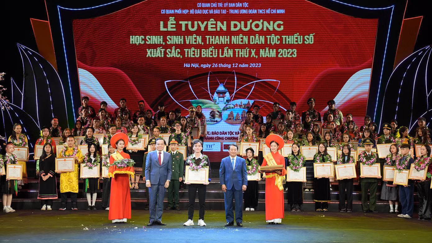 Phó Thủ tướng Chính phủ Trần Lưu Quang và ông Hầu A Lềnh - Bộ trưởng, Chủ nhiệm Uỷ ban Dân tộc trao tặng bằng khen cho học sinh, sinh viên, thanh niên DTTS xuất sắc.