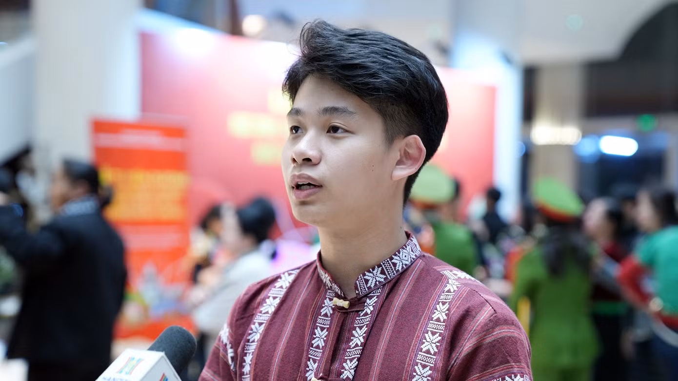 Em Vi Dương Phong và vận động viên Thạch Thị Ánh Lan chia sẻ tại chương trình.