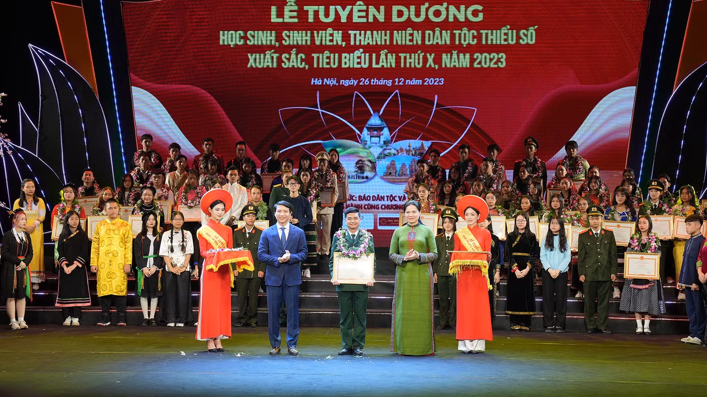 Anh Nguyễn Ngọc Lương - Bí thư thường trực T.Ư Đoàn, Chủ tịch T.Ư Hội LHTN Việt Nam và bà Hà Thị Nga - Chủ tịch T.Ư Hội LHPN Việt Nam trao tặng bằng khen cho học sinh, sinh viên, thanh niên DTTS xuất sắc.