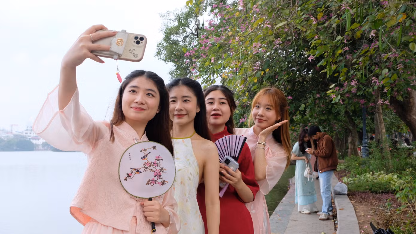 Nguyễn Thị Diệp (ngoài cùng bên phải) cùng bạn bè chụp ảnh áo dài đón xuân. Ảnh: Diệu Nhi