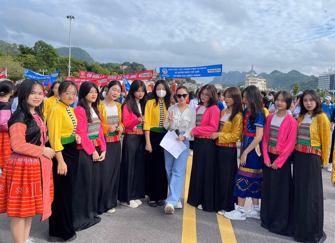 MC Tuyết Ngân chụp ảnh cùng đội cổ vũ ở Quảng trường Tây Bắc (Sơn La). Ảnh: FBNV