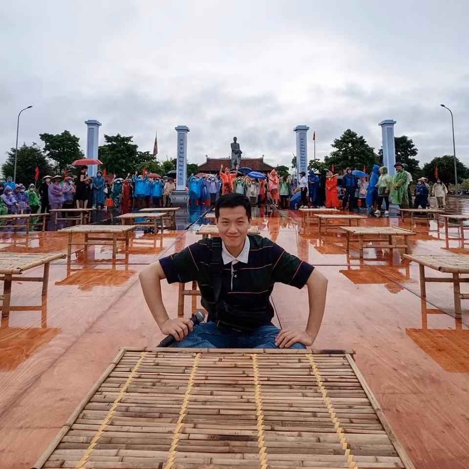 Mặc dù thời tiết không thuận lợi song nam MC cùng các bạn học sinh đã cố gắng tập luyện để "cháy" hết mình cùng các thí sinh tại trận chung kết ngày mai. Ảnh: FBNV.