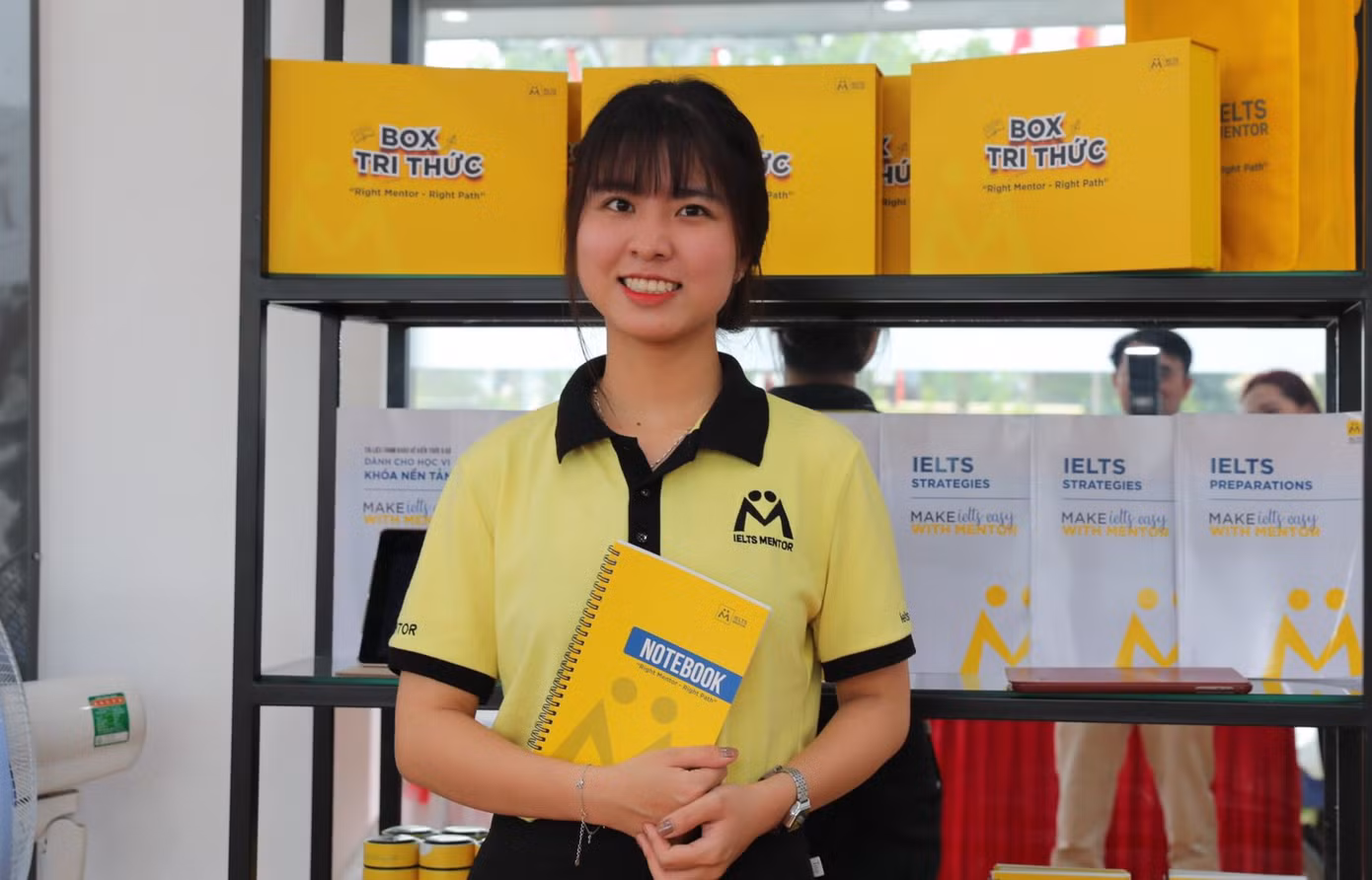 Hồng Vân (22 tuổi) đang làm quản lý học viên tại một trung tâm tiếng Anh. Hồng Vân (22 tuổi) đang làm quản lý học viên tại một trung tâm tiếng Anh.