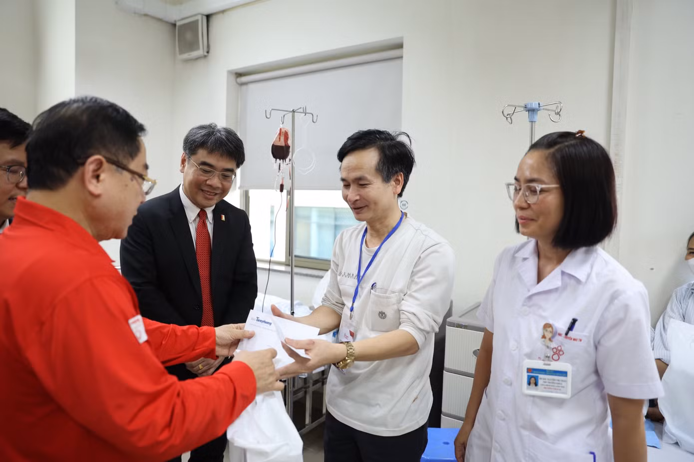 Nhà báo Lê Xuân Sơn - Tổng Biên tập báo Tiền Phong thăm hỏi, động viên các bệnh nhân.