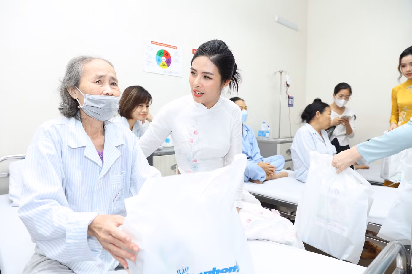 Các hoa hậu, người đẹp thăm hỏi, động viên các bệnh nhân.