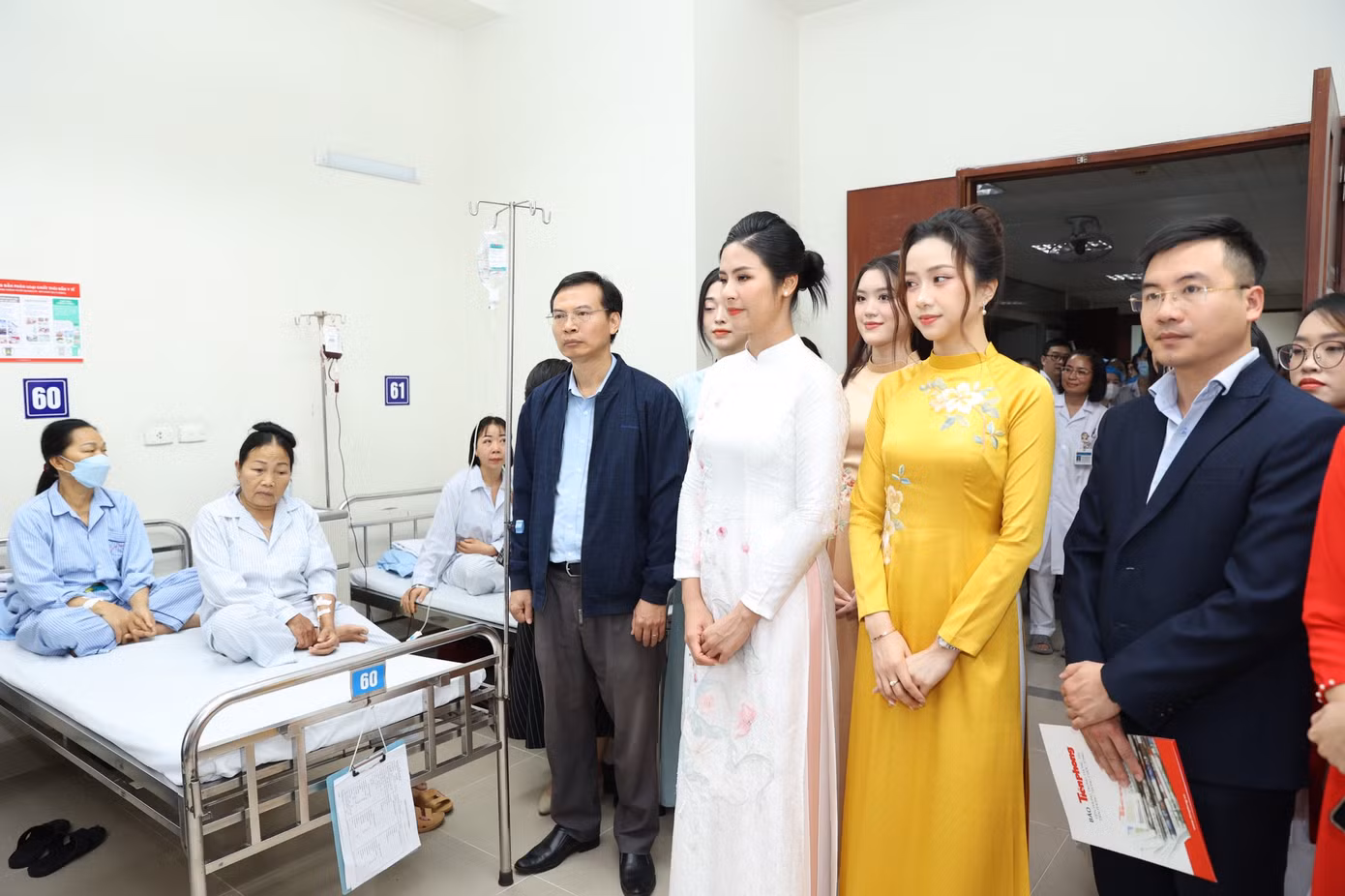 Các hoa hậu, người đẹp thăm hỏi, động viên các bệnh nhân.