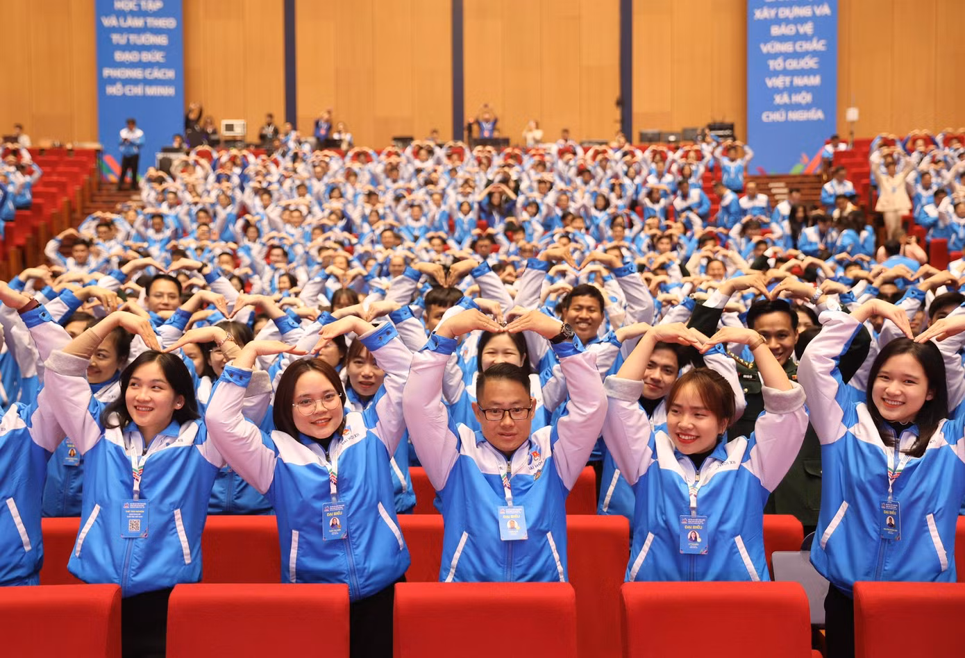 Các đại biểu sôi nổi tạo dáng hình trái tim bày tỏ tình yêu, khát vọng cống hiến của thanh niên Việt Nam. Ảnh: Như Ý