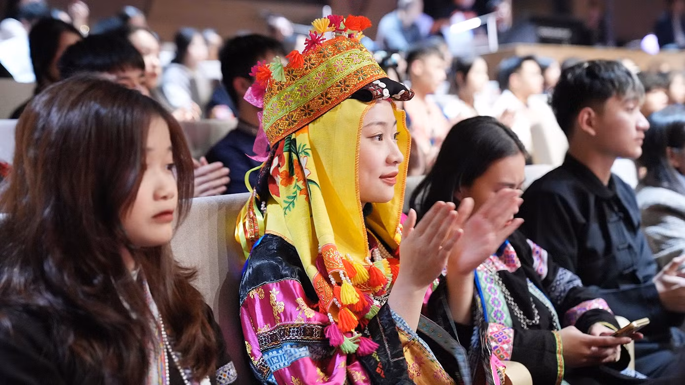 Mỗi em học sinh, sinh viên, thanh niên DTTS xuất sắc được tuyên dương đã thể hiện khả năng, nghị lực ý chí và khát vọng vươn lên của thế hệ trẻ người dân tộc thiểu số trở thành những người có đủ tâm - tầm và tài để góp phần vào sự phát triển nhanh, bền vững vùng dân tộc thiểu số, miền núi.