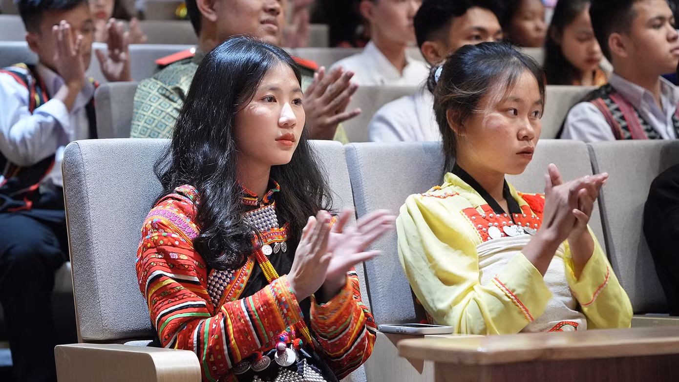Tại chương trình, 143 bạn học sinh, sinh viên, thanh niên DTTS thuộc 51 dân tộc có thành tích cao trong kỳ thi học sinh giỏi quốc gia; kỳ thi Khoa học kỹ thuật cấp quốc gia; kỳ thi nghệ thuật và thi đấu thể thao khu vực Đông Nam Á, Châu Á và quốc tế… đã được vinh danh và ghi sổ vàng tại Văn Miếu - Quốc Tử Giám.