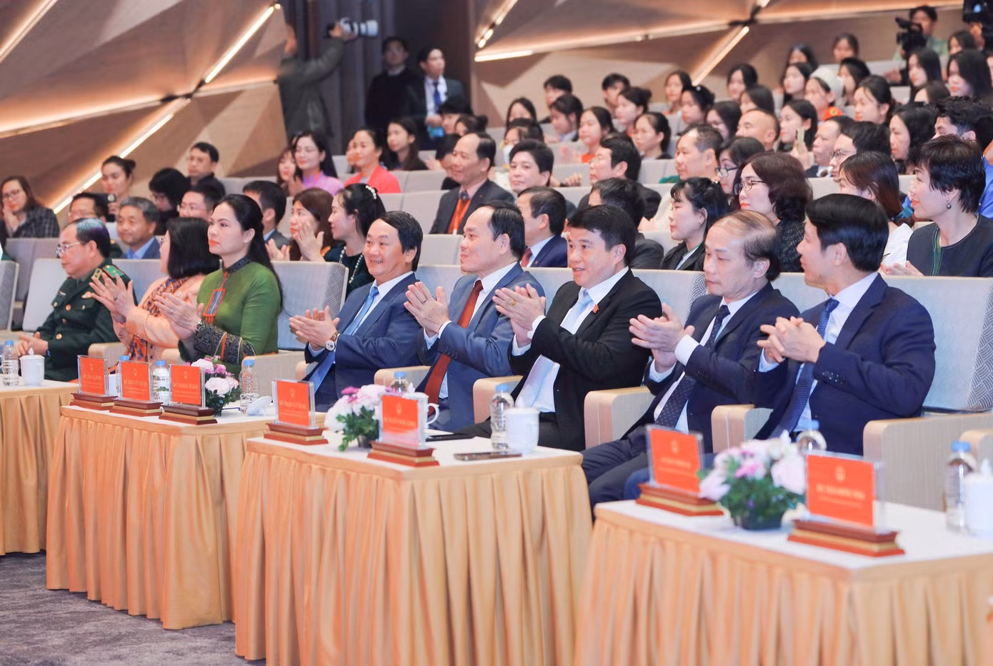 Lãnh đạo Đảng, Nhà nước và đại diện lãnh đạo các bộ, ban, ngành T.Ư tham dự chương trình.