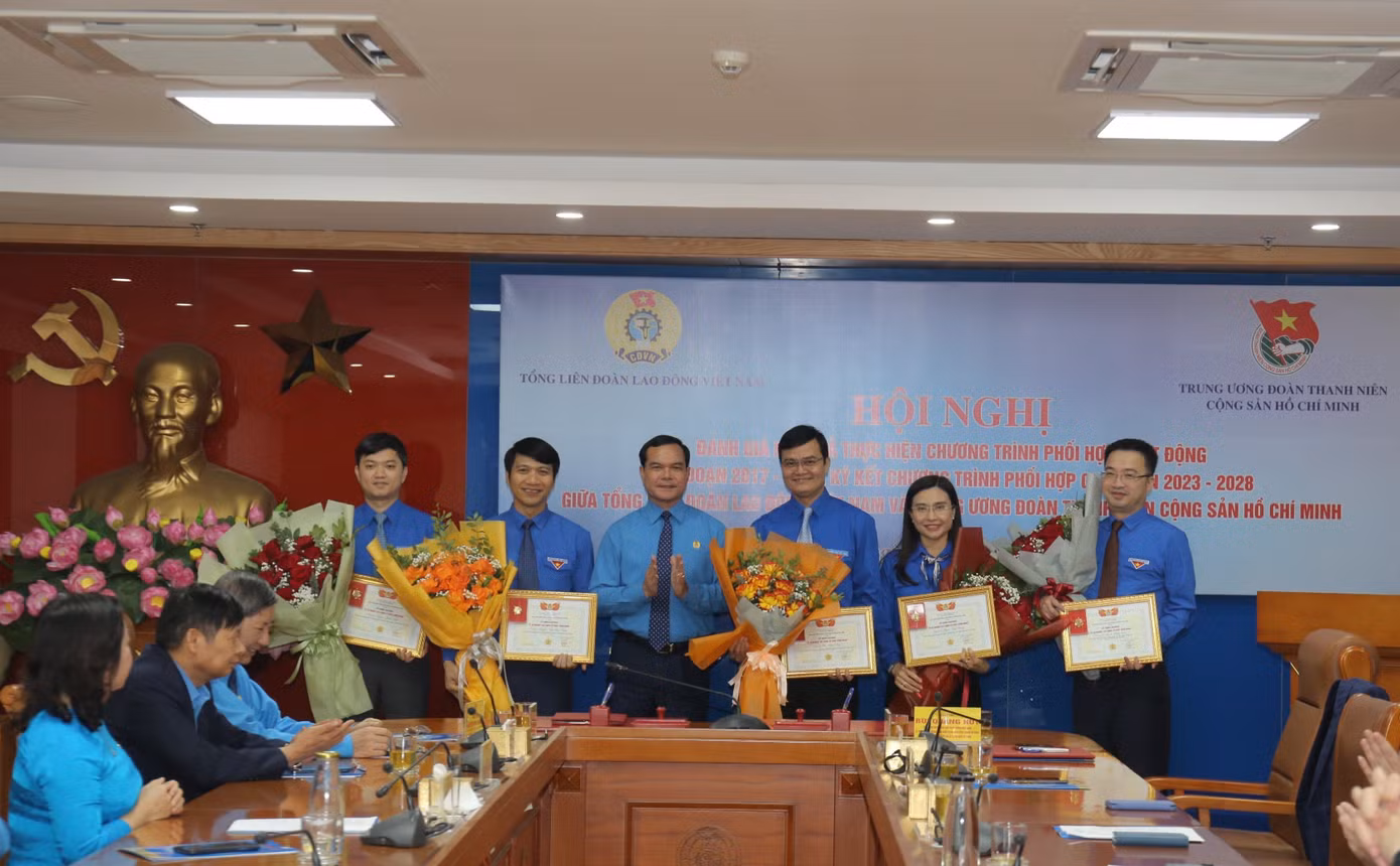 Tổng Liên đoàn Lao động Việt Nam trao tặng kỷ niệm chương “Vì sự nghiệp xây dựng tổ chức Công đoàn” cho các đồng chí Bí thư BCH T.Ư Đoàn. Ảnh: Bảo Anh