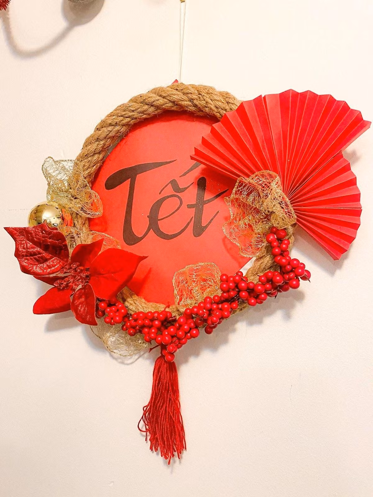 “Thấy bánh chưng bánh tét, câu đối, hoa đào, hoa mai là thấy Tết. Vậy mình cũng muốn trải nghiệm cảm giác làm từ A tới Z để hoàn thành một vài biểu tượng của Tết xem sao”, nữ du học sinh bày tỏ.