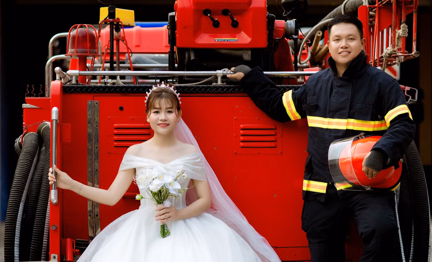 Bộ ảnh lính cứu hỏa của anh Vũ và chị Hà được chia sẻ rộng rãi trên mạng xã hội.